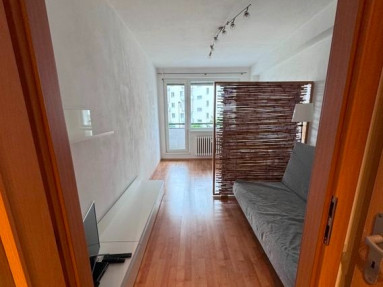 Prenájom 1 izbového bytu na Račianskej ulici. Byt je zrekonštruovaný, balkón, vyťah, 33m2,