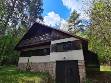 Zaujímavá pekná priestranná murovaná chata v prírode – obec Kováčová okr. ZV