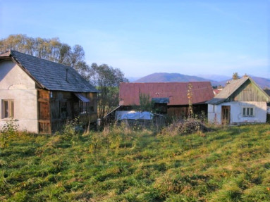 Hospodárska budova so stavebným pozemkom a prístupovou cestou na Potočnej ul. v Brezne
