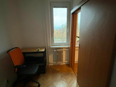  Prenájom zariadeného 3-izbového bytu s balkónom – Mesačná ulica, Ružinov, Bratislava II �