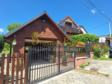 PREDAJ – Rodinný dom s garážou a altánkom – ČERVENÁ VODA okr. Sabinov