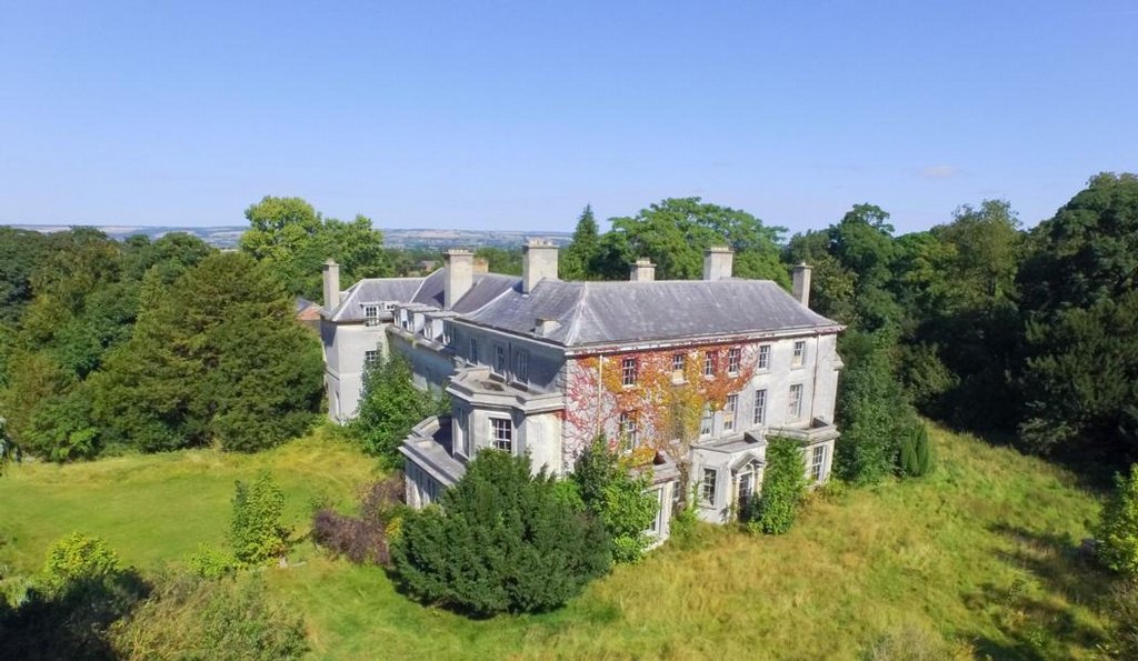 Chcete sa stať lordom? V Anglicku je na predaj celá dedina