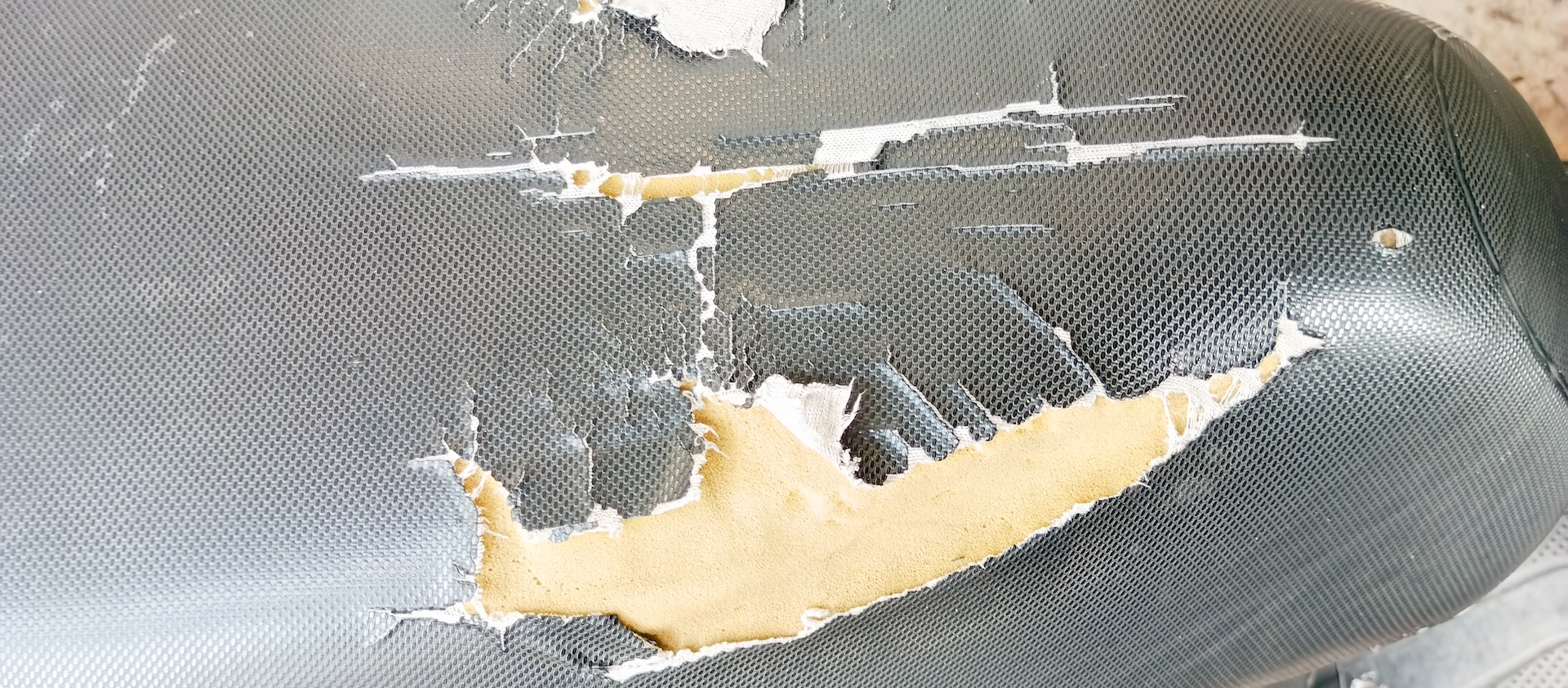  Zničená kožená sedačka? Toto je 7 dôvodov, prečo sa ju oplatí opraviť